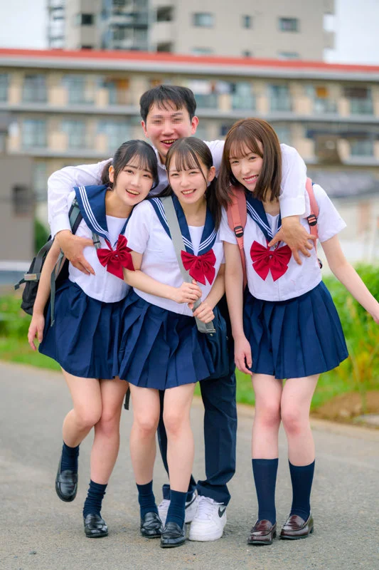 めいさ＆もも＆ゆう 無料サンプル画像(1) 【素人の無料エロ動画紹介サイト「シロエロ」】